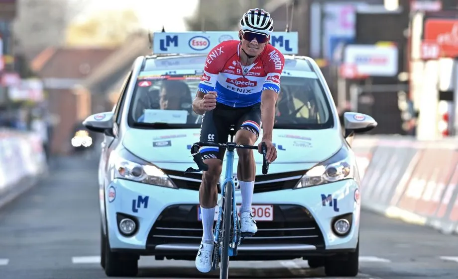 Mathieu van der Poel đạp xe về đích với tay lái bên phải bị gãy. 