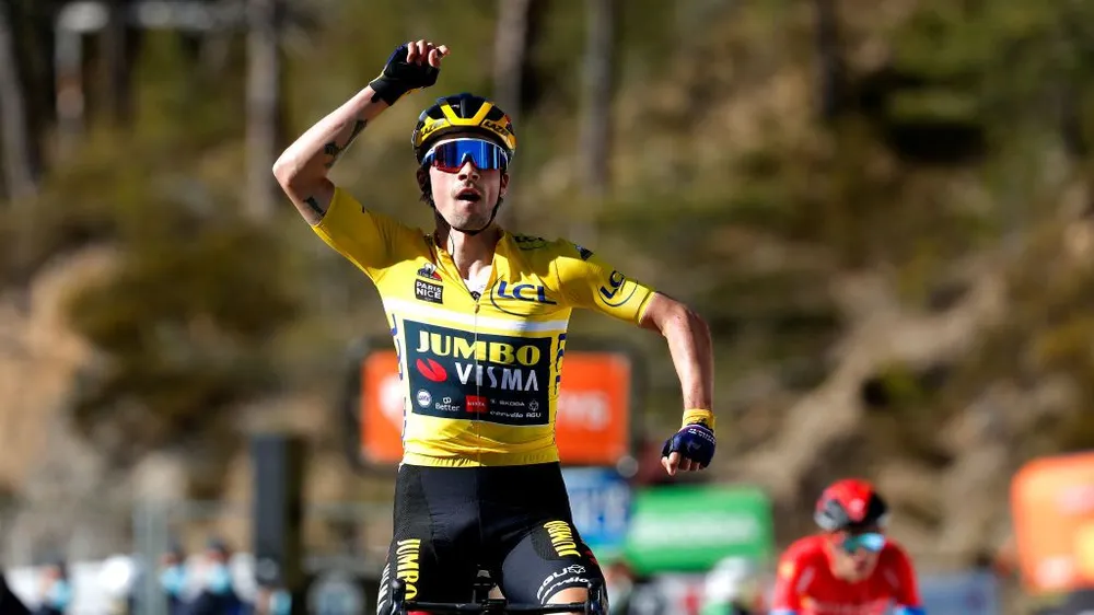 Primoz Roglic mừng chiến thắng thứ ba tại giải