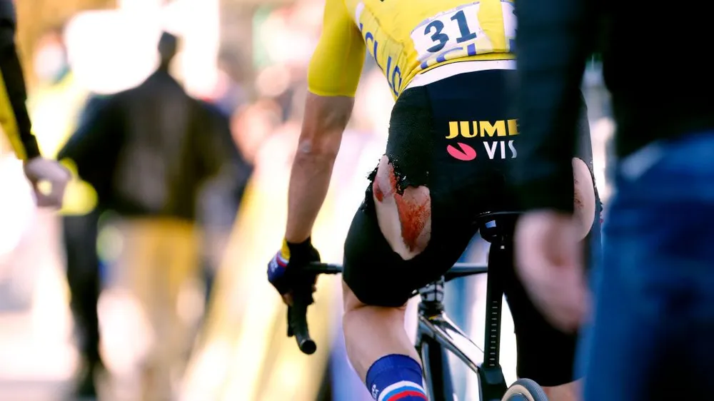 Primoz Roglic thi đấu với vết thương rỉ máu