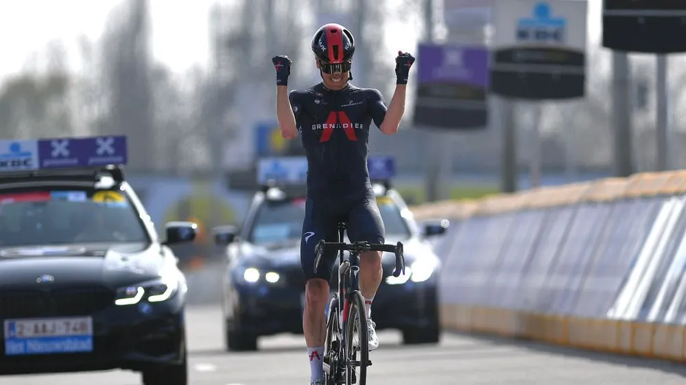Van Baarle chiến thắng Dwars door Vlaanderen 2021