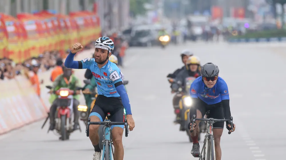 Pha ăn mừng chiến thắng của Loic
