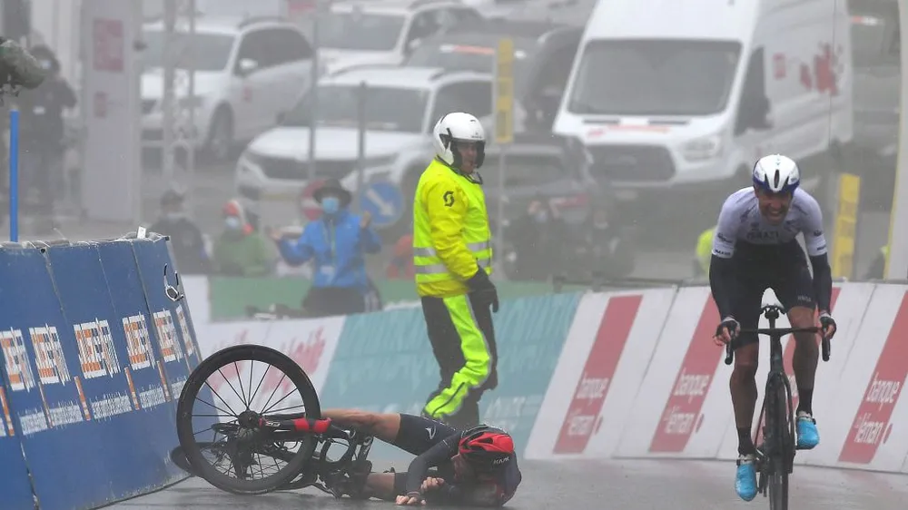 Tay đua Geraint Thomas té ngã khi rút đích 