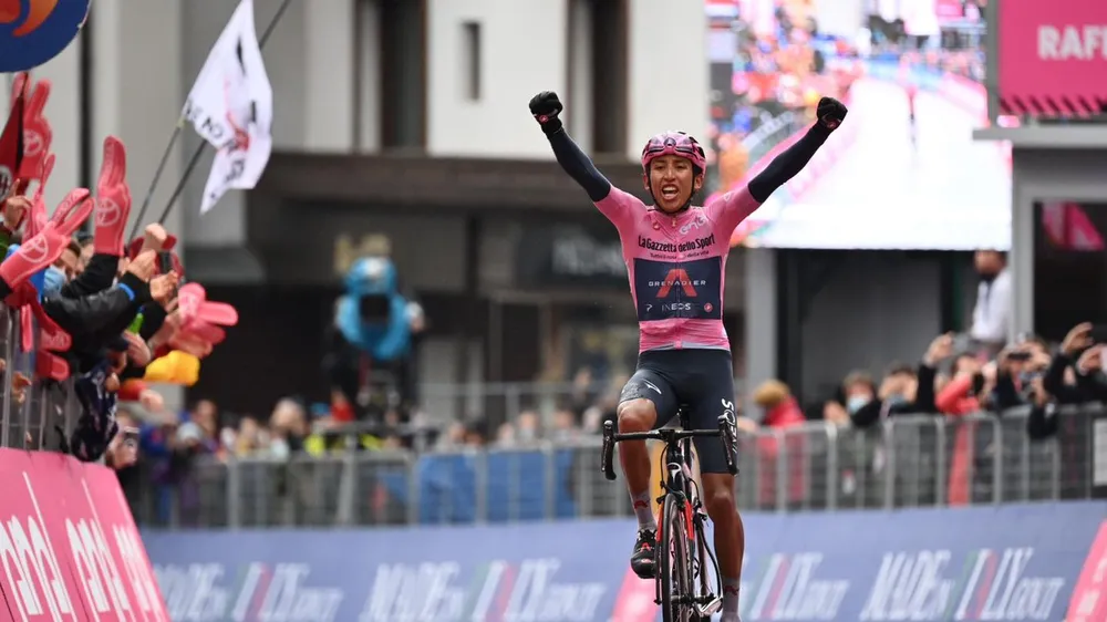 Áo hồng Egan Bernal một mình về đích thắng chặng 16 
