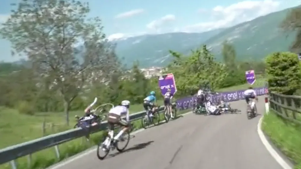 Remco Evenepoel bị nạn trên đèo 