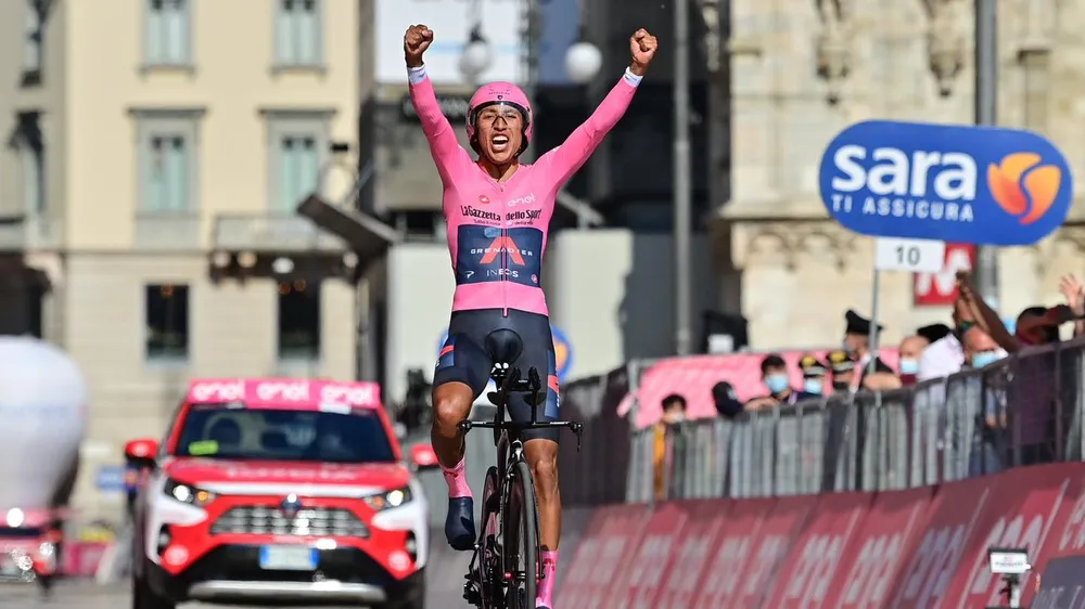 Egan Bernal ăn mừng chiến thắng ngay vạch đích chặng cuối