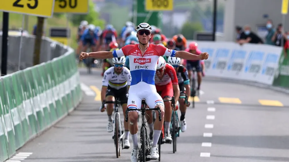 Mathieu van der Poel chiến thắng chặng thứ ba 