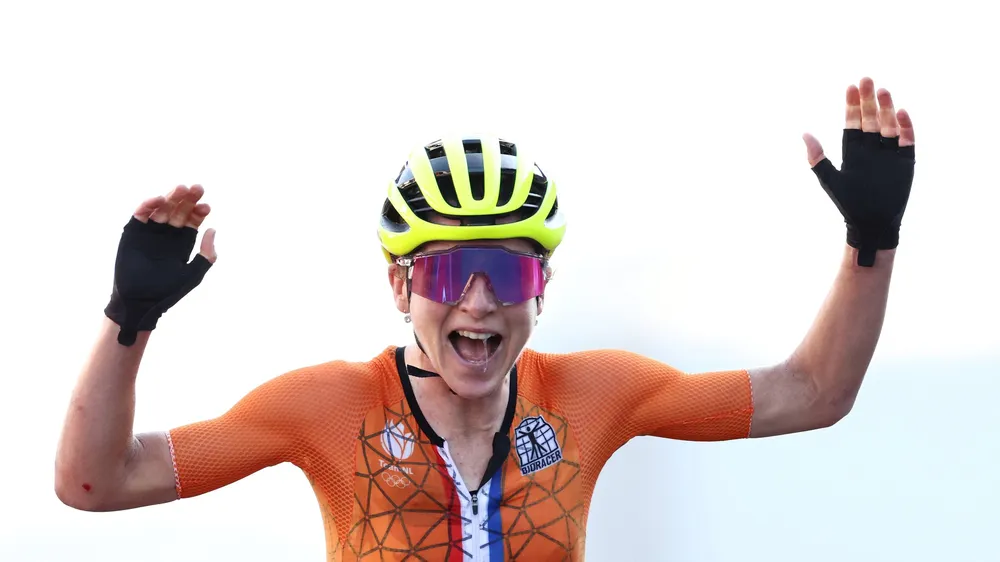 Annemiek van Vleuten mừng chiến thắng hụt