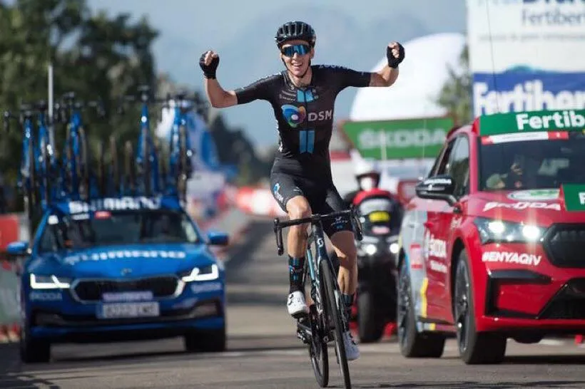 Tay đua Romain Bardet vui mừng ở đích đến