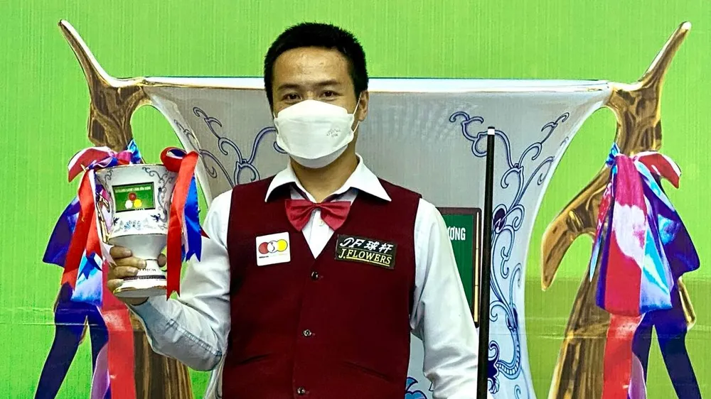 Cơ thủ Nguyễn Như Lê với chiếc cúp vô địch