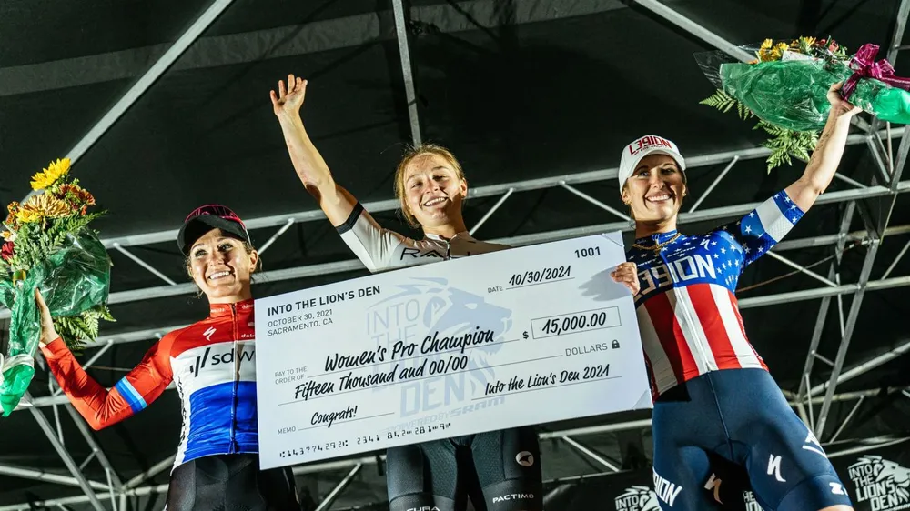 Olivia Ray nhận bảng tiền thưởng tượng trưng khi giành chiến thắng