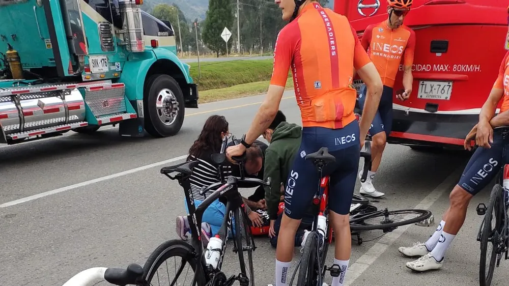 Egan Bernal đã gặp tai nạn khi tông xe buýt