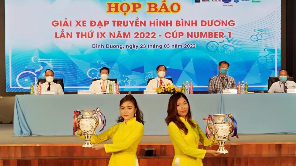 Ban tổ chức giới thiệu mẫu Cúp giải thưởng