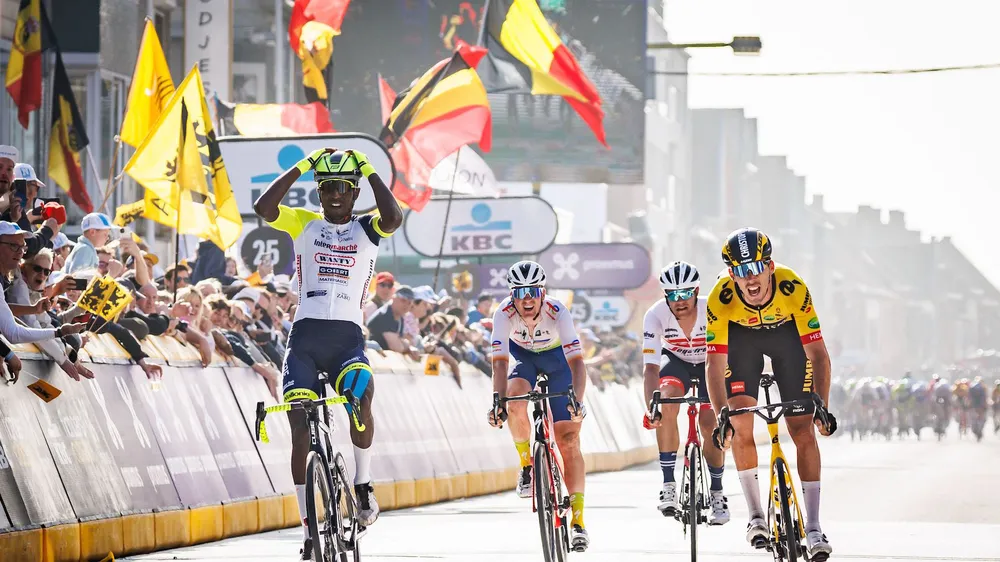 Biniam Girmay mừng chiến thắng tại Gent-Wevelgem 2022 như thể không tin đó là sự thật