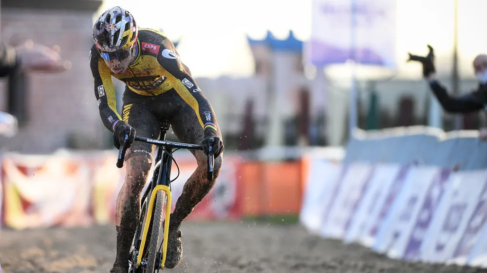 Wout Van Aert gần như không có đối thủ trên đường đua xe đạp việt dã