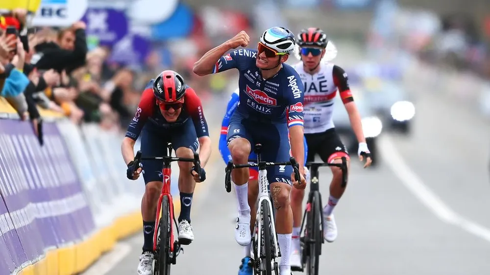 Mathieu van der Poel chiến thắng Tour of Flanders 2022