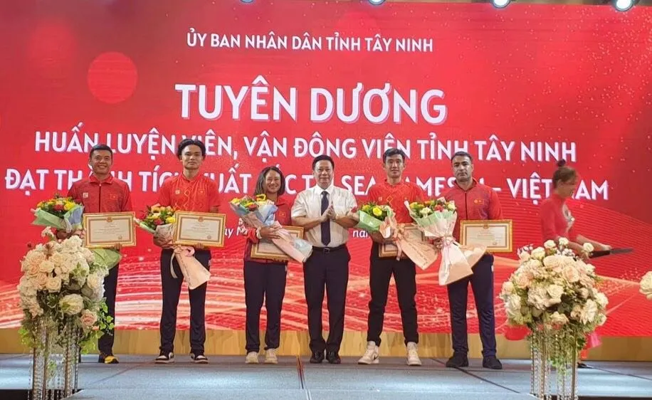Các VĐV đội tuyển quần vợt nhận bằng khen
