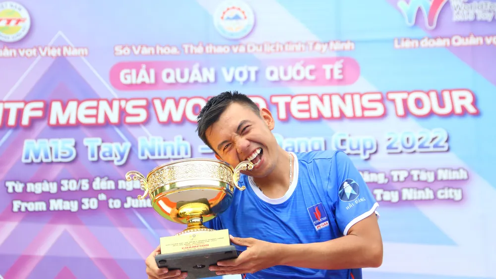 Lý Hoàng Nam bên chiếc Cúp thứ 3