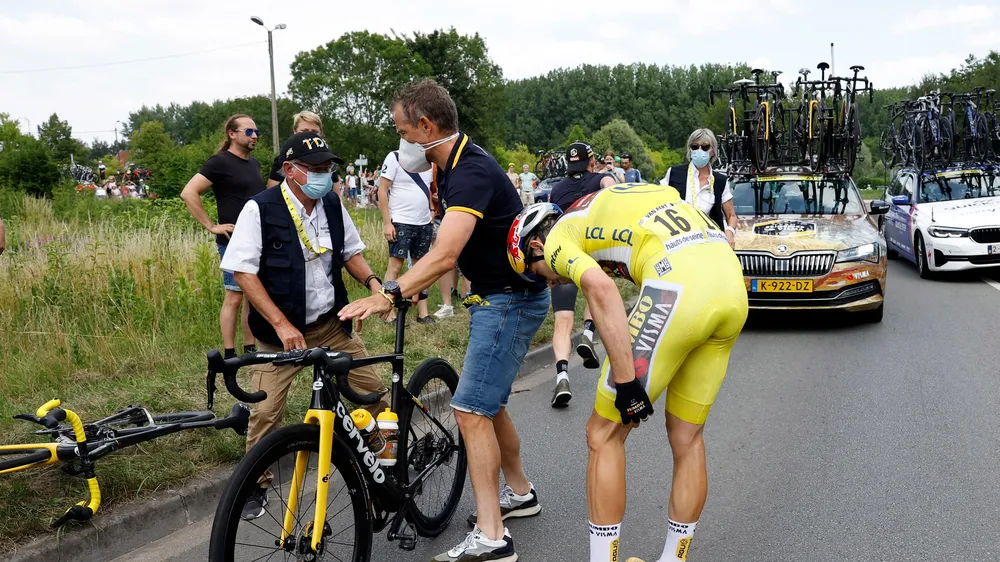 Wout van Aert gặp nạn vì va chạm với đồng đội