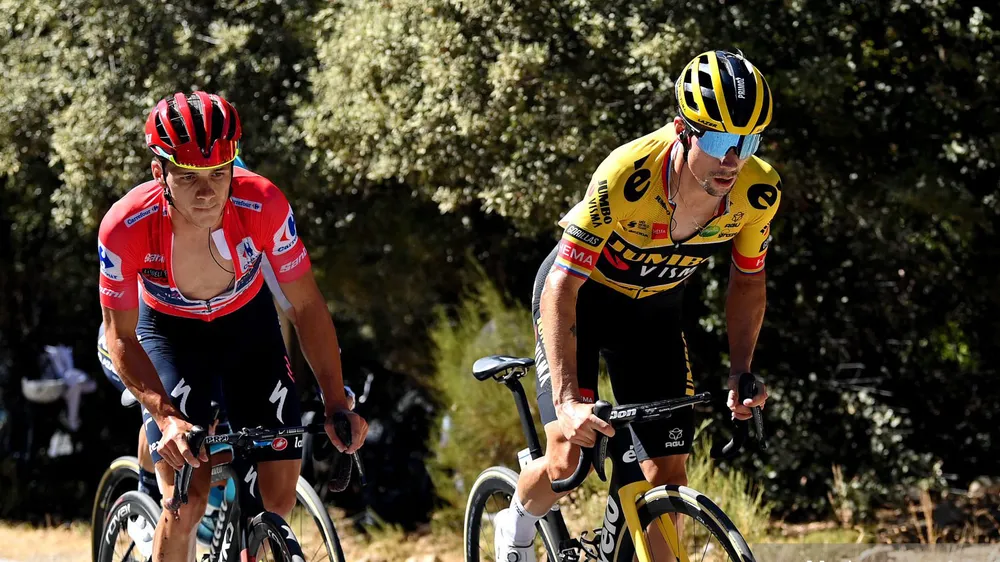 Áo đỏ Remco Evenepoel liên tục bị Primoz Roglic tấn công
