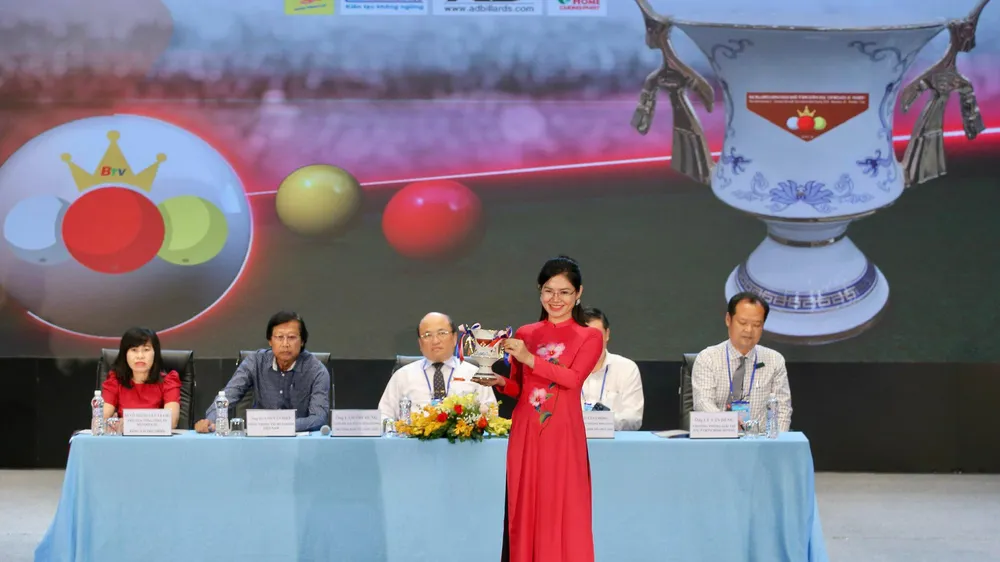 Giới thiệu mẫu cúp của giải. Ảnh: DŨNG PHƯƠNG