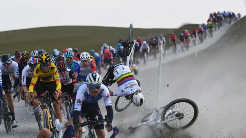 Julian Alaphilippe gặp nạn kinh hoàng tại Strade Bianche