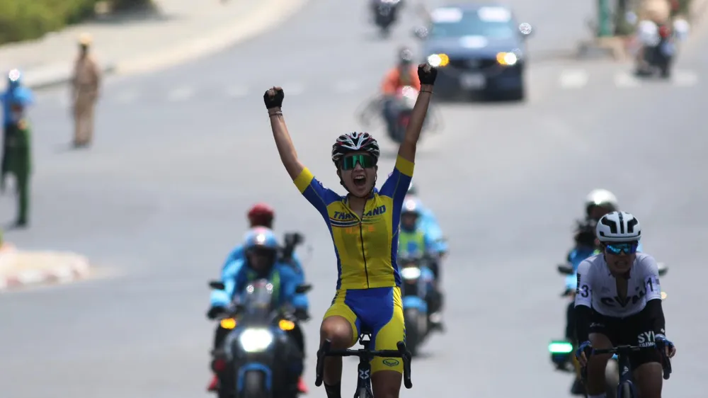 Batriya Chaniporn vui mừng chiến thắng tại đích đến