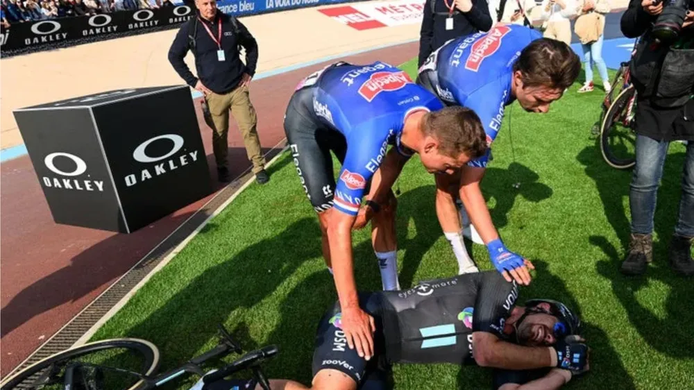 Mathieu van der Poel và Jasper Philipsen đã an ủi John Degenkolb sau khi về đích