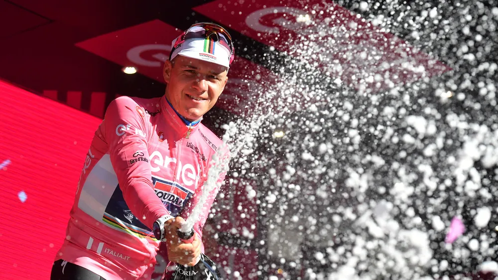 Remco Evenepoel mặc chiếc áo hồng đầu tiên của Giro d’Italia 2023