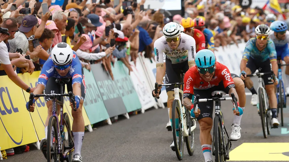 Jasper Philipsen (trái) đẩy xe giành chiến thắng trước Caleb Ewan