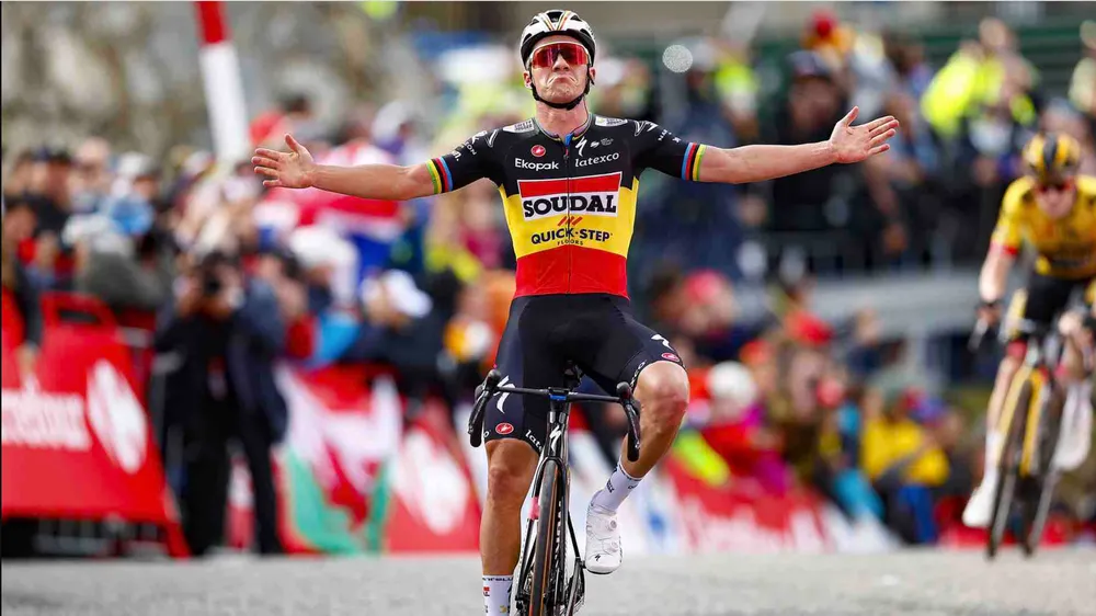 Remco Evenepoel ăn mừng chiến thắng