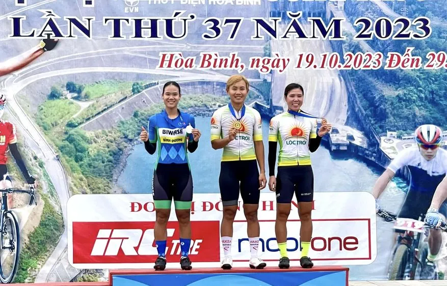 Nguyễn Thị Thật (giữa) trên bục nhận huy chương vàng