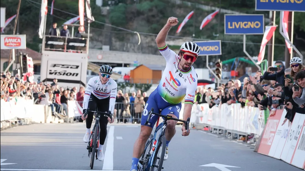 Peter Sagan đã đánh bại Tadej Pogacar ở đích đến