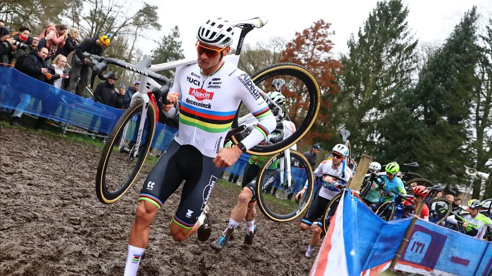 Mathieu van der Poel vác xe vượt qua đoạn đường khó