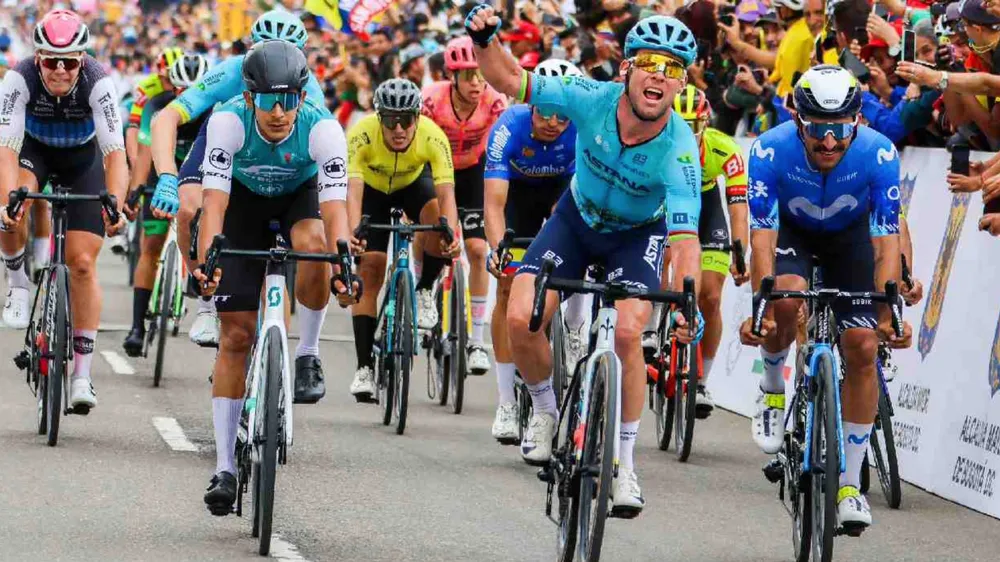  Mark Cavendish giơ tay ăn mừng chiến thắng
