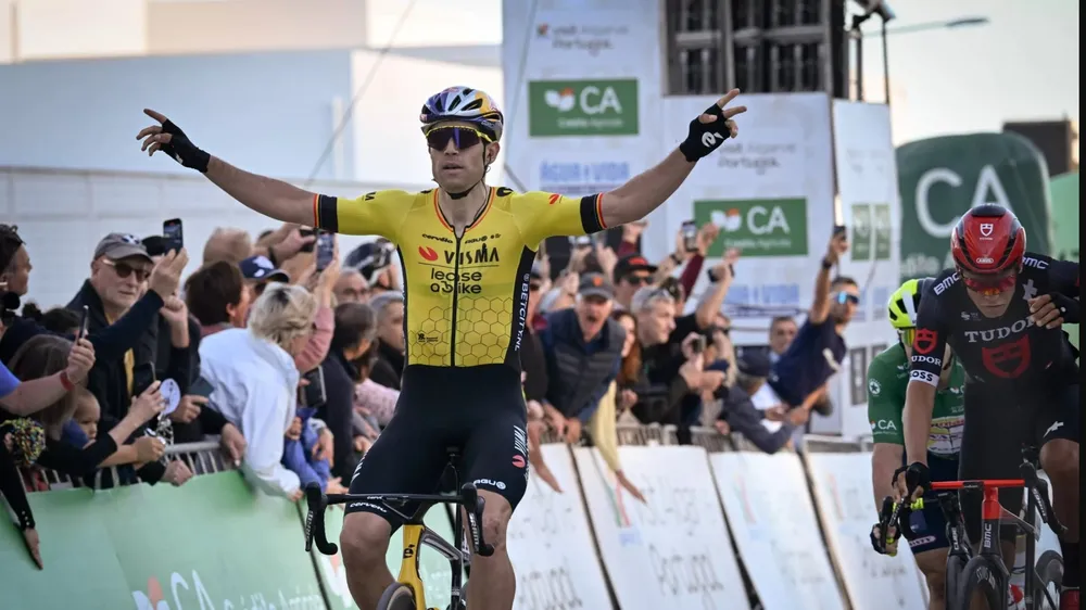 Wout van Aert giành chiến thắng đầu tiên trong mùa