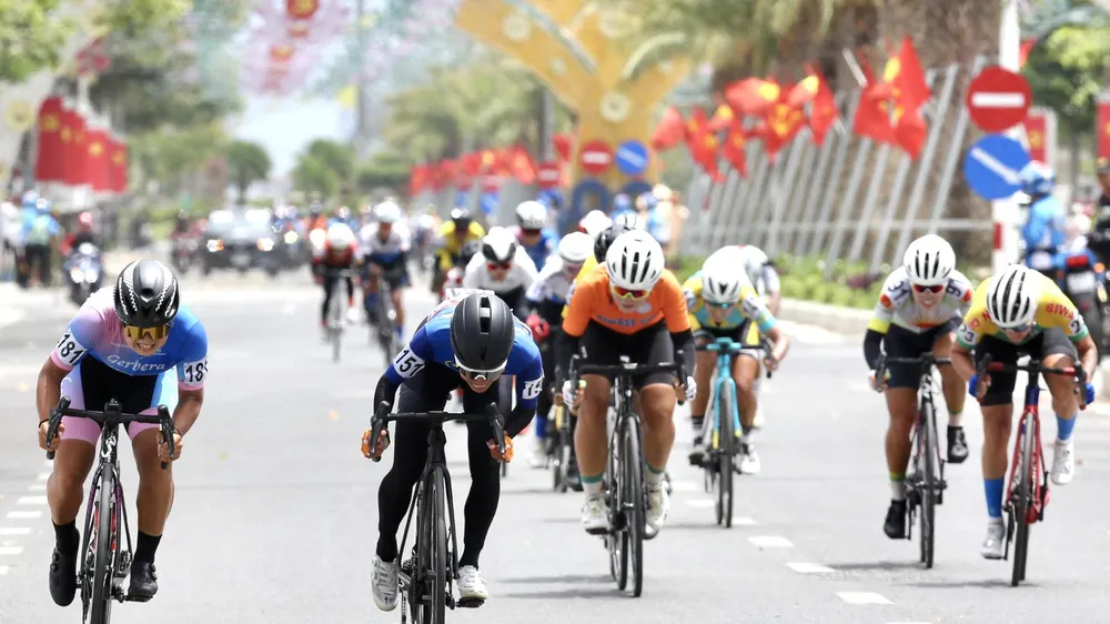 Pha tung nước rút về đích