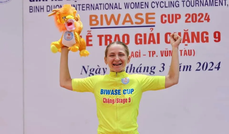 Natalia Frolova giúp đội Biwase có 3 danh hiệu quan trọng