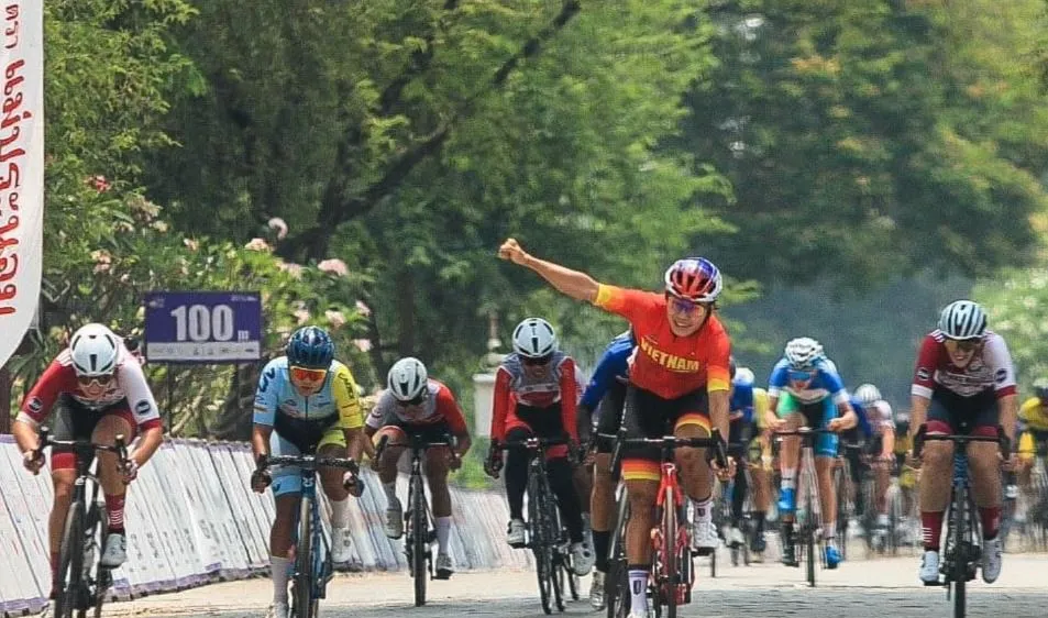 Nguyễn Thị Thật ăn mừng chiến thắng. Ảnh: Thái Cycling