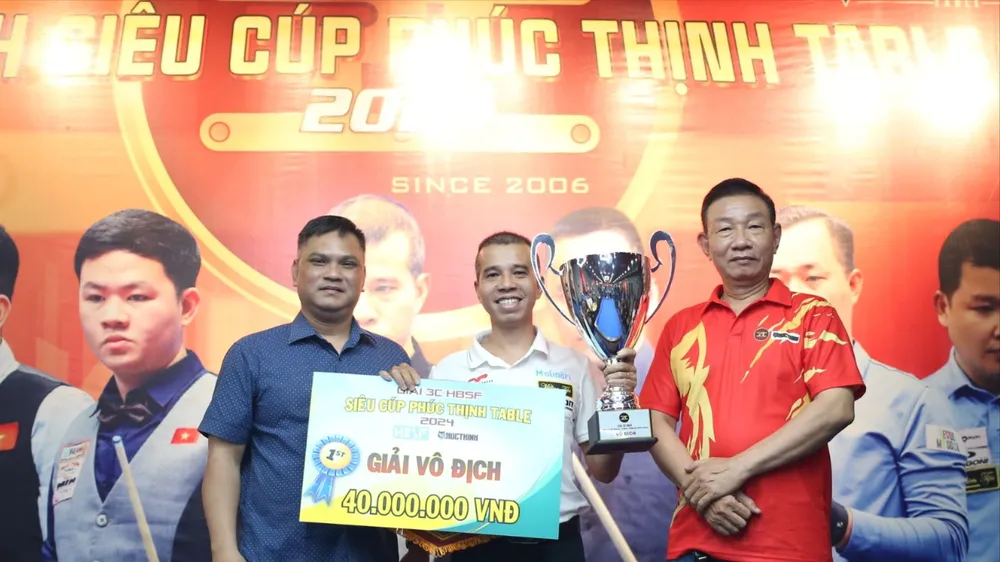 Trần Quyết Chiến với chiếc Cúp vô địch