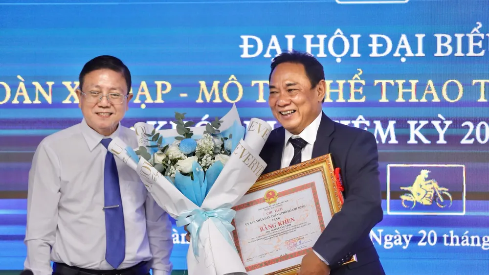 Ông Ngô Quang Vinh (phải) trở thành Chủ tịch Liên đoàn. Ảnh: Hoàng Hùng