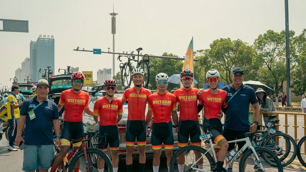 Các tay đua Việt Nam đang thử sức ở giải xe đạp UCI 2.2