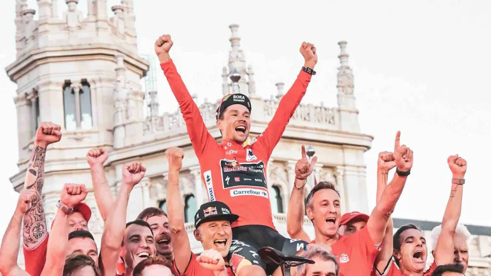 Primoz Roglic cùng đồng đội vui mừng với chiến thắng ở Vuelta a Espana 2024