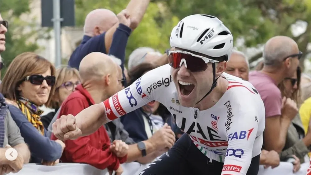 Marc Hirschi mừng chiến thắng tại Memorial Marco Pantani