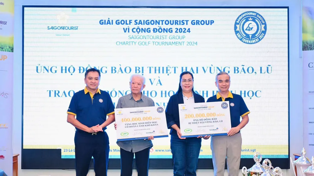Ban tổ chức trao tiền quyên góp ủng hộ cho đồng bào bị bão, lũ