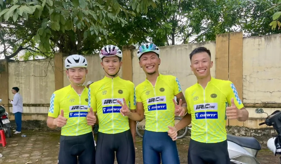 Ngô Văn Phương (thứ 2 phải sang) cùng các tay đua Hà Nội