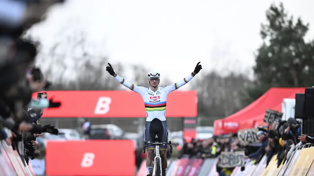 Mathieu van der Poel một mình về đích thắng giải