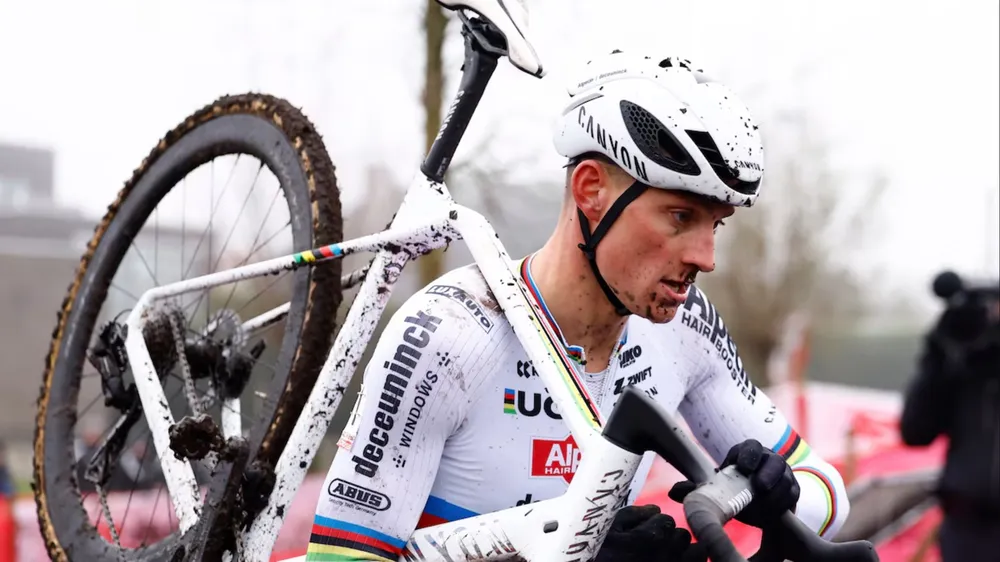 Mathieu van der Poel thể hiện nỗ lực lớn trên đường đua