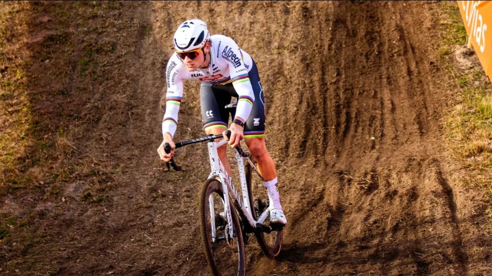 Mathieu van der Poel cũng là tay đua việt dã cừ khôi