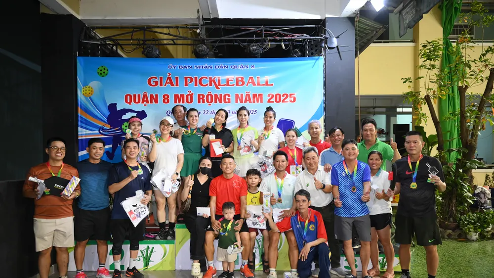 Các VĐV chụp hình giao lưu sau giải đấu