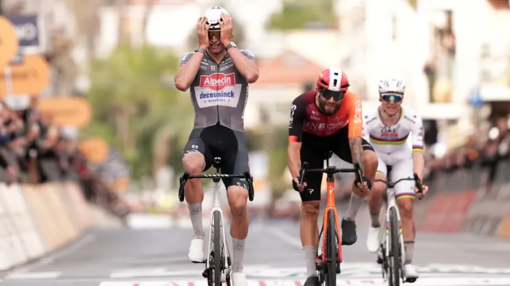 Mathieu van der Poel rất linh hoạt khi về đích